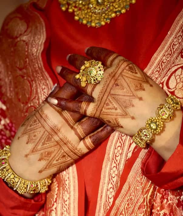 हिना खान ने हाथों में रिंग और गोल्ड के कड़े पहने हुए थे वे इस दौरान अपनी मेहंदी भी फ्लॉन्ट करती हुईं दिखीं.