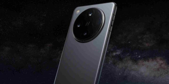 Oppo Find X8 Pro अपने चार 50MP कैमरा लेंस और डुअल पेरिस्कोप टेलीफोटो सिस्टम (6x ऑप्टिकल ज़ूम) की वजह से खास है. Hasselblad इमेज प्रोसेसिंग और एडवांस्ड कंप्यूटेशनल फोटोग्राफी इसे प्रोफेशनल कैमरा जैसी फील देती है. चाहे डेलाइट फोटोग्राफी हो या नाइट मोड Find X8 Pro हर फ्रेम में बारीक डिटेल कैप्चर करता है. इस डिवाइस की कीमत करीब 99,999 रुपये है.