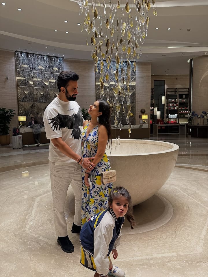 Their fans are surprised to see Charu and Rajeev together like this. Everyone was seen asking questions about their relationship on social media.