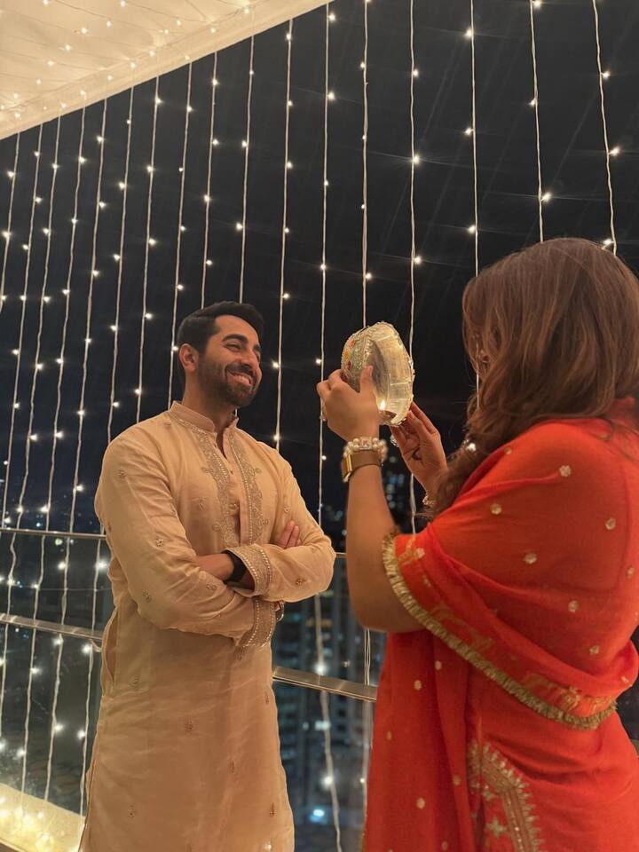 आयुष्मान ने फोटोज शेयर करते हुए लिखा-दोनों ने उपवास रखा, एक दूसरे के बराबर सम्मान का एहसास रखा.