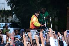 अमिताभ बच्चन ने बर्थडे पर फैंस से की मुलाकात, खुद बांटे गिफ्ट्स, सामने आई तस्वीरें