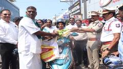 தலைக்கவசமும் கிடைத்தது... வாழைத்தாரும் வந்தது: தஞ்சையில் நடந்த நூதன விழிப்புணர்வு