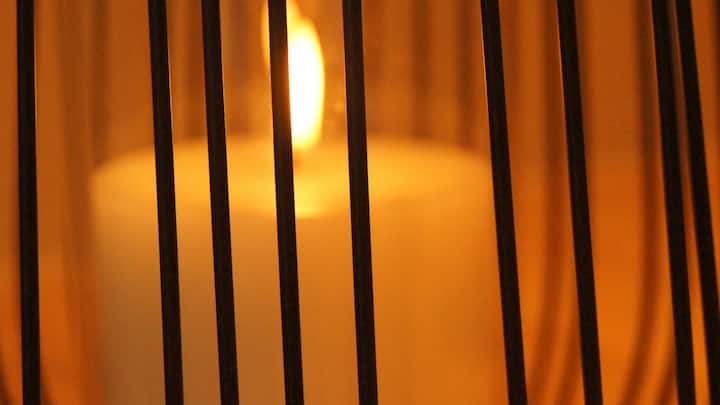 तर, भारतीय दंड संहितेनुसार, सर्वात आधी कैद्याला तुरुंगातून पळून जाण्याच्या गुन्ह्याखाली 224 कलामानुसार शिक्षा दिली जाते.