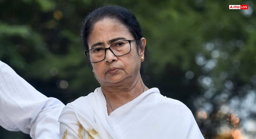 'बलात्कारियों का सुरक्षित ठिकाना बना बंगाल', दुर्गापुर गैंगरेप पर BJP का ममता सरकार पर निशाना West Bengal MBBS Student Rape case BJP Slams CM Mamata Banerjee over women safety TMC hits back 'बलात्कारियों का सुरक्षित ठिकाना बना बंगाल', दुर्गापुर गैंगरेप पर BJP का ममता सरकार पर निशाना