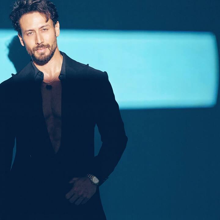 बॉलीवुड के एक्शन सुपरस्टार टाइगर श्रॉफ ने एक बार फिर अपनी मेहनत और प्रतिभा से फैंस का दिल जीत लिया. शनिवार को अभिनेता ने बताया कि वह अपने किरदार को बखूबी से निभाने के लिए किसी स्टंटमैन या वीएफएक्स पर निर्भर नहीं रहते हैं. अभिनेता ने इंस्टाग्राम पर पोस्ट कर बताया कि वह अपने किरदार को जीवंत करने के लिए न तो स्टंटमैन की मदद लेते हैं और न ही वीएफएक्स का सहारा.