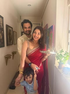 करवाचौथ पर सुर्ख लाल साड़ी में सजीं काजल अग्रवाल, पहले मेहंदी की फ्लॉन्ट, फिर पति संग किया लिपलॉक