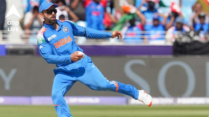 আর রোহিত অবসর নিলে একই রাস্তায় হাঁটতে পারেন কোহলিও। কোচ গৌতম গম্ভীরের আমলে কিংবদন্তি ক্রিকেটারদের প্রাপ্য সম্মান দেওয়া হচ্ছে না বলে ক্ষোক্ষ রয়েছে বিভিন্ন মহলে। সেই ক্ষোভ থেকেই কি অবসর নেবেন রোহিত ও কোহলি? ছবি - পিটিআই