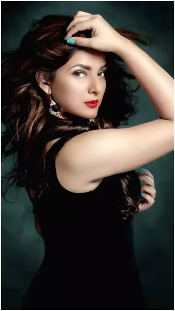 स्मृति सिन्हा ने भोजपुरी इंडस्ट्री के सभी बड़े स्टार्स रवि किशन, दिनेश लाल यादव, खेसारी लाल यादव, पवन सिंह, प्रदीप पांडेय चिंटू के साथ काम किया है.