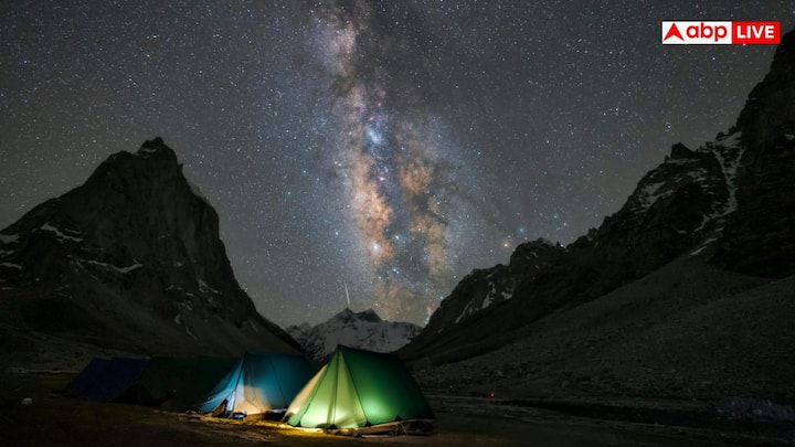 दूसरे नम्बर पर आता है  कुरसियांग, पश्चिम बंगाल- दार्जिलिंग के पास बसा कुरसियांग ‘लैंड ऑफ व्हाइट ऑर्किड्स’ के नाम से मशहूर है. यह जगह भीड़ कम होने के बावजूद शानदार चाय बागानों और हिमालयी नज़ारों से भरपूर है. यहां आप हेरिटेज वॉक कर सकते हैं, टी एस्टेट्स घूम सकते हैं और दार्जिलिंग हिमालयन रेलवे की सवारी का मज़ा ले सकते हैं.