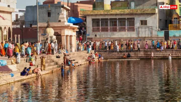 राधा कुंड में स्नान का सबसे बड़ा महत्व संतान प्राप्ति से जुड़ा है, खासकर अहोई अष्टमी के दिन मध्यरात्रि में स्नान करने से निसंतान दंपतियों की गोद भर जाती है. इसके अतिरिक्त, राधा कुंड में स्नान करने से साधक को राधा रानी और भगवान श्रीकृष्ण की कृपा मिलती है, सभी मनोकामनाएं पूरी होती हैं और जीवन में सुख-समृद्धि आती है.