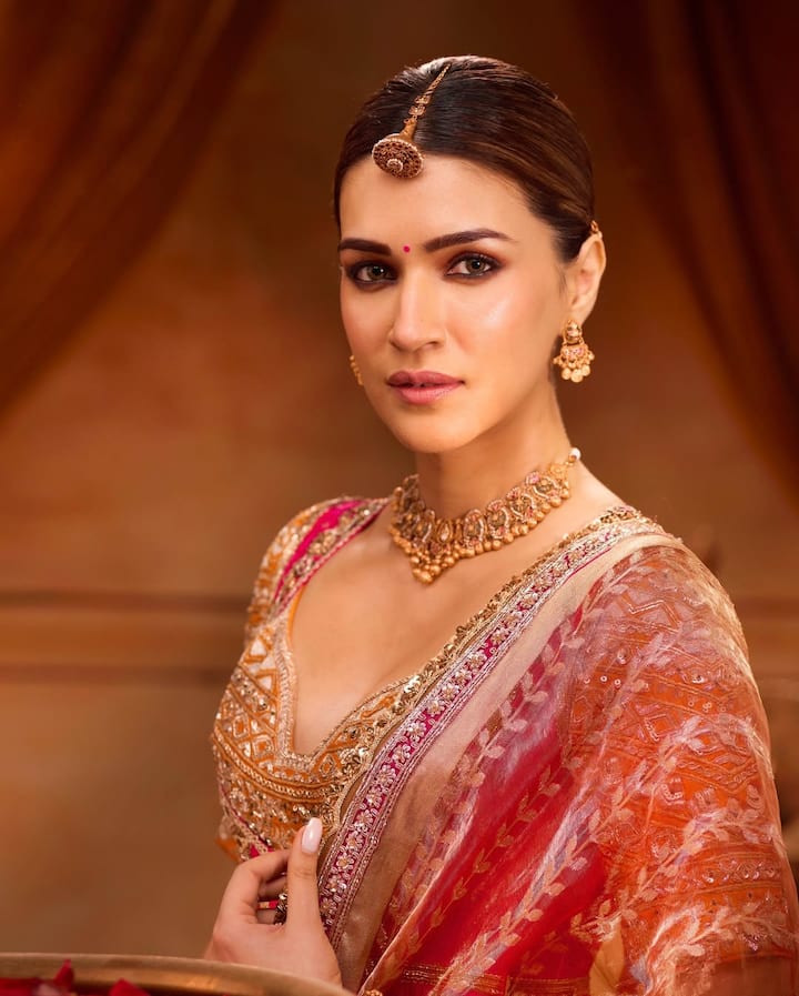 कृति सेनन 35 साल की हो चुकी हैं और उनकी अभी भी उनकी खूबसूरती देखते ही बनती है. हर लुक में वो गजब ढहाती नजर आती हैं.
