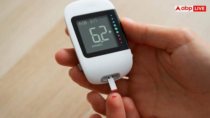 इसी बीच कई ऐसे नेचुरल फूड्स सामने आए हैं, जिनके बारे में कहा जाता है कि वे शुगर लेवल को नियंत्रित कर सकते हैं. इनमें अमरूद के पत्ते भी शामिल हैं, जो धीरे-धीरे चर्चा में आ रहे हैं.