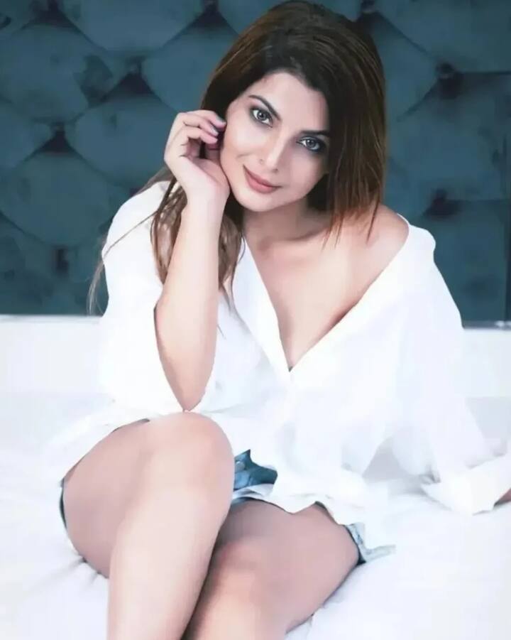 स्मृति भोजपुरी की उन खूबसूरत ऐक्ट्रेसेस में से एक हैं, जो पर्दे पर आती हैं तो नजरें बस उन पर ही टिकी रह जाती हैं.