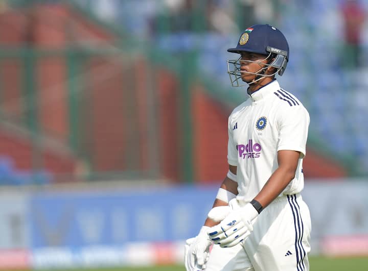 শুভমন গিলের সঙ্গে ভুল বোঝাবুঝির জেরে দুর্ভাগ্যবশত রান আউট হয়েই যশস্বীকে সাজঘরে ফিরতে হয়।