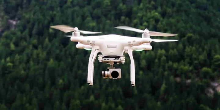 Micro Drone, मनोरंजन या छोटे स्तर पर फोटोग्राफी के लिए इस्तेमाल किए जा सकते हैं लेकिन उड़ान के लिए अनुमति जरूरी है. Small Drone, Medium Drone, Large Drone. इन तीनों कैटेगरी में आने वाले ड्रोन को उड़ाने के लिए रिमोट पायलट लाइसेंस (RPL) जरूरी होता है.