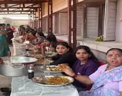 OMG: સુરતની સરકારી પ્રાથમિક શાળામાં પીરસાયું નોનવેજ, ભૂતપૂર્વ વિદ્યાર્થીના સંમેલનમાં માંસાહાર