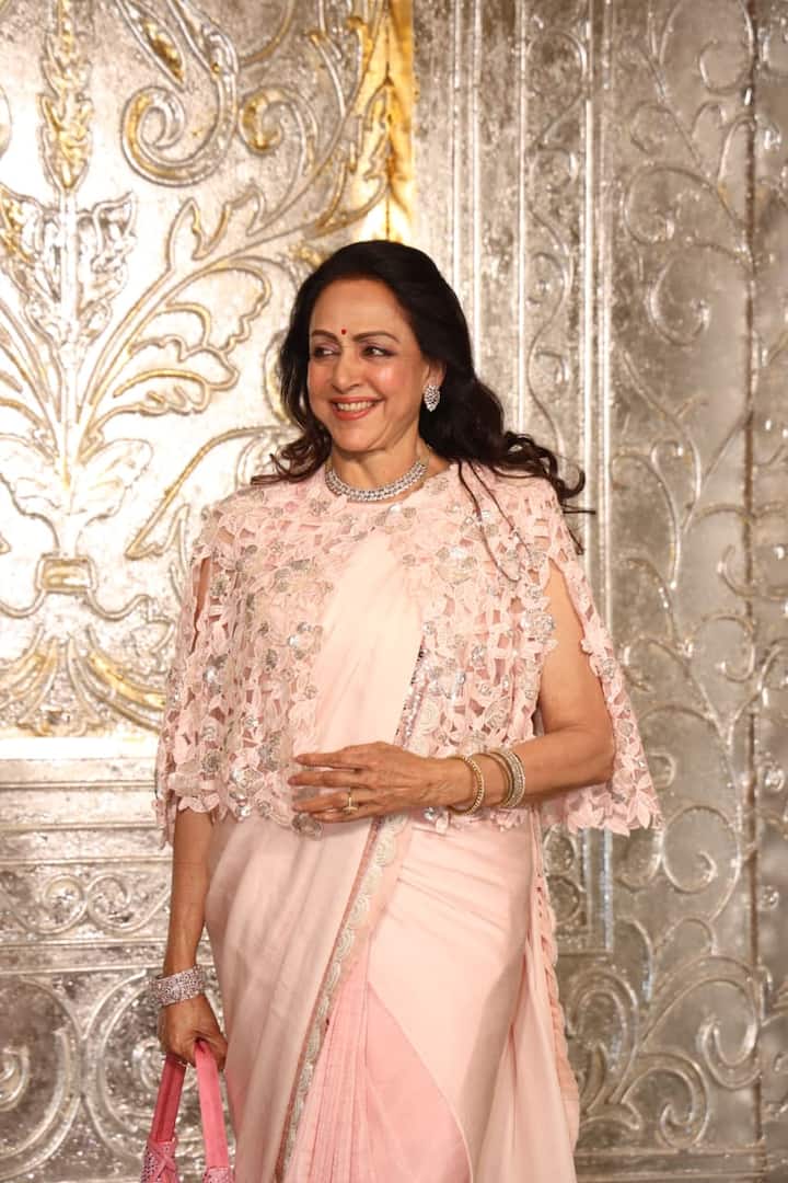 मनीष मल्होत्रा की दिवाली पार्टी में ड्रीम गर्ल हेमा मालिनी भी सज- धजकर पहुंचीं. उनकी तस्वीरों को देख फैंस एक बार फिर लीजेंड्री एक्ट्रेस के मुरीद हो गए हैं. पेस्टल कलर की इस साड़ी के साथ उन्होंने डिजाइनर ब्लाउज पेयर किया है. केप स्टाइल ब्लाउज में ड्रीम गर्ल बला की हसीन नजर आ रही हैं.