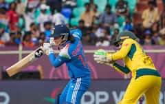 Smriti Mandhana : 9 चौकार, 3 षटकार... स्मृती मानधनाने ऑस्ट्रेलियन गोलंदाजांना अक्षरशः धू धू धुतले, एका वर्षांत 1000 धावा करत इतिहासात सुवर्णाक्षरात कोरलं नाव