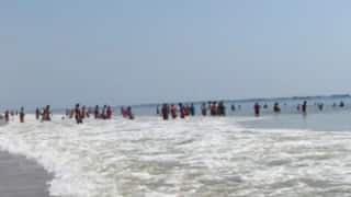 Bapatla Crime News: వాడరేవు బీచ్లో స్నానానికి వెళ్లి ఐదుగురు విద్యార్థులు గల్లంతు, బాపట్ల జిల్లాలో విషాదం