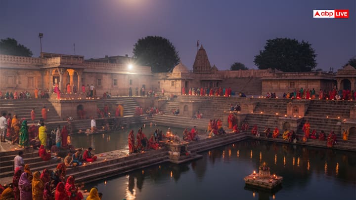 अहोई अष्टमी का व्रत करवा चौथ की ही तरह कठिन और महत्वपूर्ण माना जाता है. इस दिन विवाहित महिलाएं अपनी संतान की दीर्घायु और परिवार की सुख-समृद्धि के लिए निर्जल व्रत रखती हैं. शाम के समय विधिवत पूजा के बाद चंद्र दर्शन और अर्घ्य देकर व्रत पूरा किया जाता है. अहोई अष्टमी की पूजा प्रदोष काल में की जाती है.