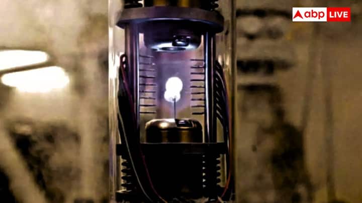 मानव जाति के ज्ञात सबसे महंगे पदार्थ की सूची में प्रतिपदार्थ सबसे ऊपर है. इसे अंग्रेजी में एंटीमैटर कहते हैं. कण त्वरक में कृत्रिम रूप से उत्पादित इस प्रतिपदार्थ की कीमत खरबों रुपए प्रति ग्राम है. इसे बनाने और इकट्ठा करने के लिए काफी ज्यादा ऊर्जा और तकनीक की जरूरत होती है, इस वजह से यह दुर्लभ और महंगा है.