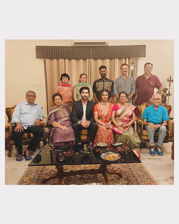 কথা হচ্ছেন, নন্দীশ সান্ধুকে নিয়ে। একটা সময়ে, 'উত্তরণ' ধারাবাহিকে 'বীর'-এর চরিত্রে অভিনয় করে নজর কেড়েছিলেন নন্দীশ। সেই ধারাবাহিক করতে গিয়েই তাঁর আলাপ হয় রশ্মি দেশাইয়ের সঙ্গে। সেখান থেকে প্রেম এবং তারপরে ৭ পাকে বাঁধা পড়েন নন্দীশ আর রশ্মি।