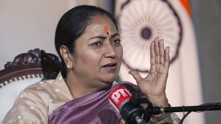 दिल्ली सरकार का लक्ष्य है कि इस कार्ड से पब्लिक ट्रांसपोर्ट को ज्यादा डिजिटल और सुरक्षित बनाया जाए. इसमें यात्री का नाम और फोटो मौजूद होगा. जिससे पहचान कंफर्म होगी. सरकार का मानना है कि इससे टिकट के फर्जीवाड़े पर भी रोक लगेगी.