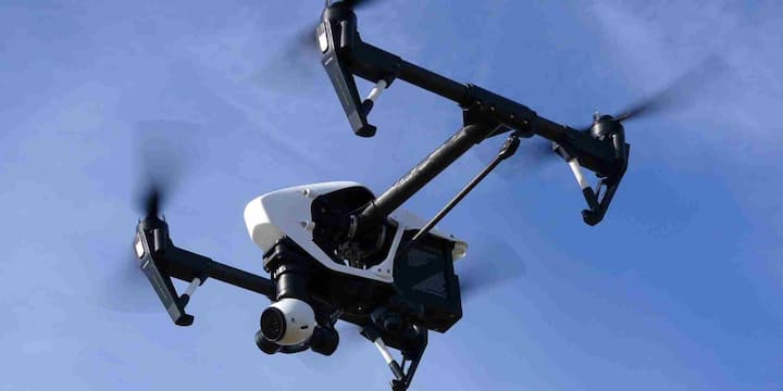 भारत में ड्रोन संचालन नागरिक उड्डयन महानिदेशालय (DGCA) के तहत नियंत्रित होता है. 2021 में सरकार ने “ड्रोन रूल्स 2021” लागू किए, जिनका मकसद ड्रोन के इस्तेमाल को सुरक्षित और पारदर्शी बनाना है. इन नियमों के अनुसार, हर ड्रोन को उड़ाने से पहले DGCA के Digital Sky Platform पर रजिस्टर कराना जरूरी है. बिना रजिस्ट्रेशन वाला ड्रोन उड़ाना गैरकानूनी माना जाता है.