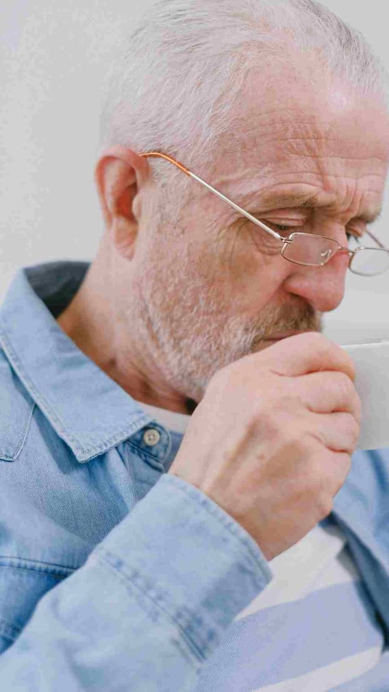 बालों में सफेदी क्यों आ जाती है?