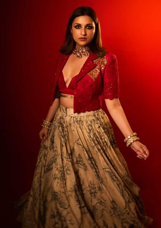 दिवाली के मौके पर हर कोई चाहता है कि उसका लुक सबसे अलग और खास दिखे. एक्ट्रेसेस ने अपने ग्लैमरस और ट्रेडिशनल अंदाज से सभी का ध्यान खींचा है. कई एक्ट्रेसेस ने स्टाइलिश आउटफिट, मेकअप और एक्सेसरीज हर फेस्टिव सीजन में ट्रेंड सेट कर रहे हैं. अगर शादी के बाद आप पहली बार दिवाली मना रही हैं तो उनसे आइडिया ले सकती हैं.