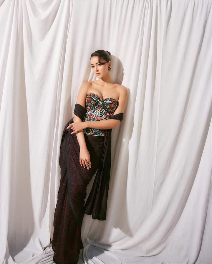 తెలుగులో అనన్యా పాండే చేసిన సినిమా ఒక్కటే. అదీ విజయ్ దేవరకొండతో. ఆ తర్వాత బాలీవుడ్ మీద కాన్సంట్రేట్ చేసింది. అయినా సరే గ్లామర్ ఫోటోలతో ఆవిడ ఆడియన్స్ చూపులో ఉంటోంది. (Image Courtesy: ananyapanday / Instagram)