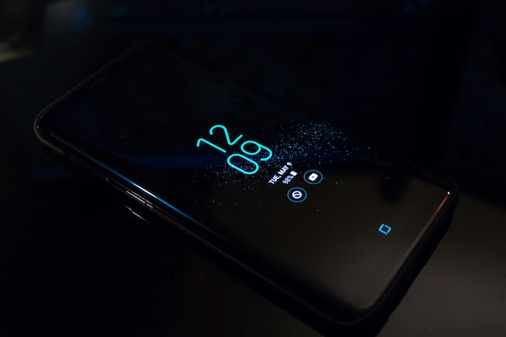 Photo Source - Pixels. This is a dust and water resistant device. Moto G4 has a 5.5 -inch display on the phone and it has Corning Gorilla Glass 3 display protection.