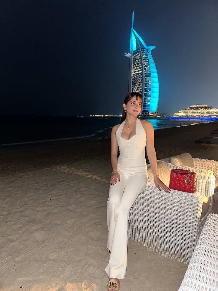 ઝારા યાસ્મીનની ઘણી બોલ્ડ તસવીરો હાલમાં સોશિયલ મીડિયા પર વાયરલ થઈ રહી છે. જે બાદ દરેકના મનમાં એક જ સવાલ છે કે આ ઝારા યાસ્મીન કોણ છે અને તે ક્યાંની છે.