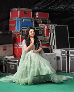 टीवी की 'अनुपमा' पर चढ़ा ग्लैमर का खुमार, डीपनेक गाउन में दिए ऐसे-ऐसे पोज