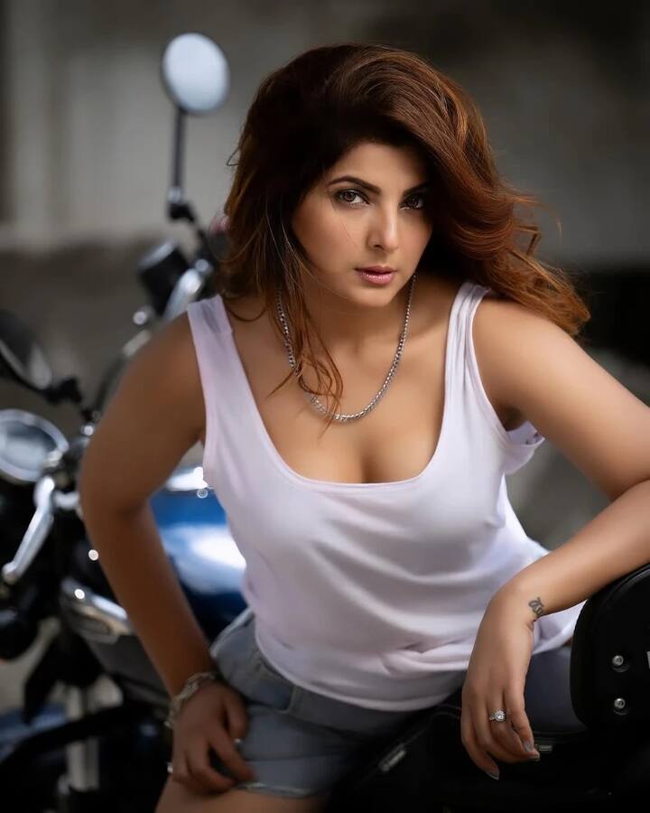 स्मृति सिन्हा इस समय जिस मुकाम पर हैं, वो किसी परिचय की मोहताज नहीं हैं. भोजपुरी के साथ-साथ उन्होंने उड़िया फिल्मों में भी काम किया है.