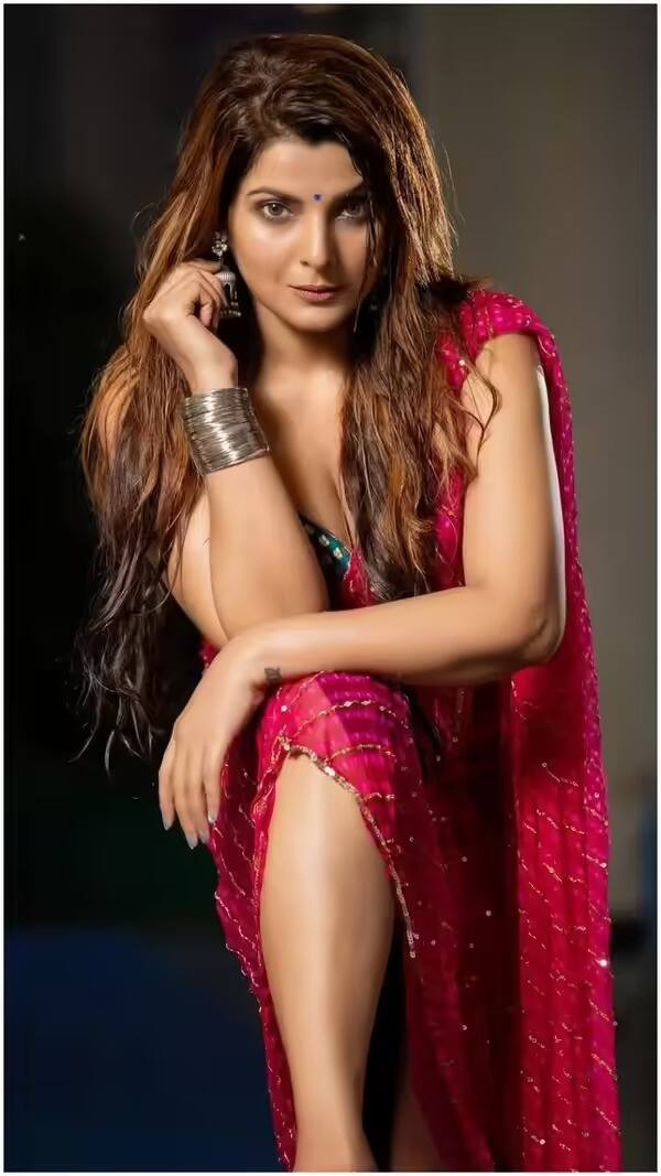 इसके बाद स्मृति सिन्हा ने 'प्यार बिना चैन कहां रे', 'साजन चले ससुराल', 'बंधन', 'सौगंध गंगा मैया के', 'देवरा पर मनवा डोले' और 'प्यार झुकता नहीं' जैसी फिल्मों में काम किया.