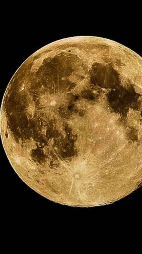 चांद का रंग पीला या नारंगी ही क्यों होता है?