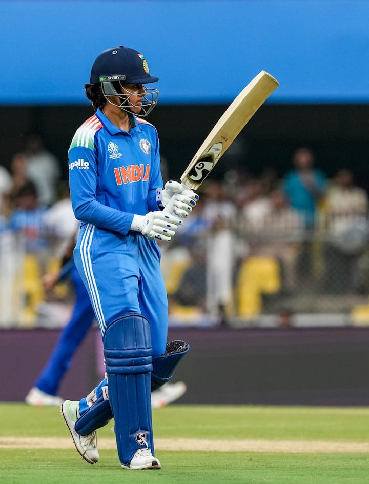 मानधनाने 1997 मध्ये माजी ऑस्ट्रेलियन क्रिकेटपटू बेलिंडा क्लार्कने 970 धावा केल्या होत्या, तिचा विश्वविक्रम मोडला.