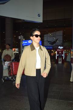 Celebs Spotted: एयरपोर्ट पर नितांशी ने दिए अवॉर्ड के साथ पोज, तो बॉस लेडी लुक में दिखीं ट्विंकल खन्ना, देखें तस्वीरें