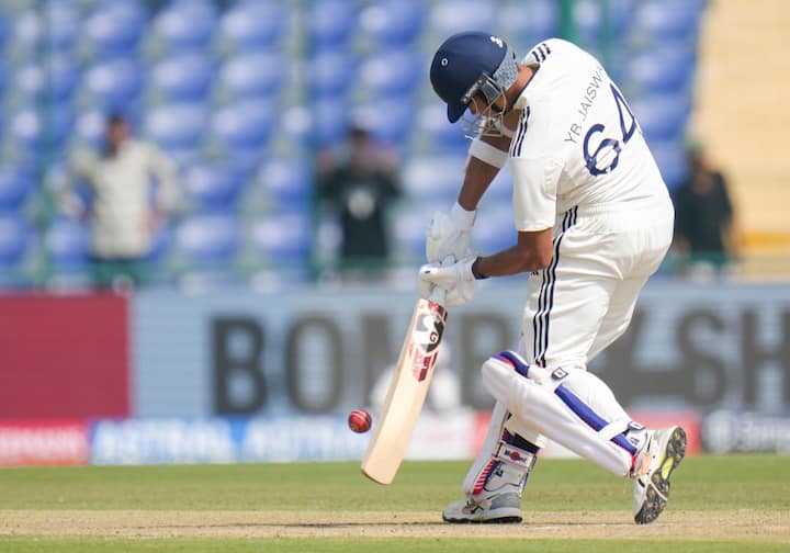 ভিডিওতে ব্রায়ান লারাকে যশস্বীর কাছে অনুরোধ করতে শোনা যায়, 'আমাদের বোলারদের এত বাজেভাবে মেরো না।' এই কথা শুনে যশস্বীর মুখে মুচকি হাসি দেখা যায়। ছবি- বিসিসিআই, পিটিআই