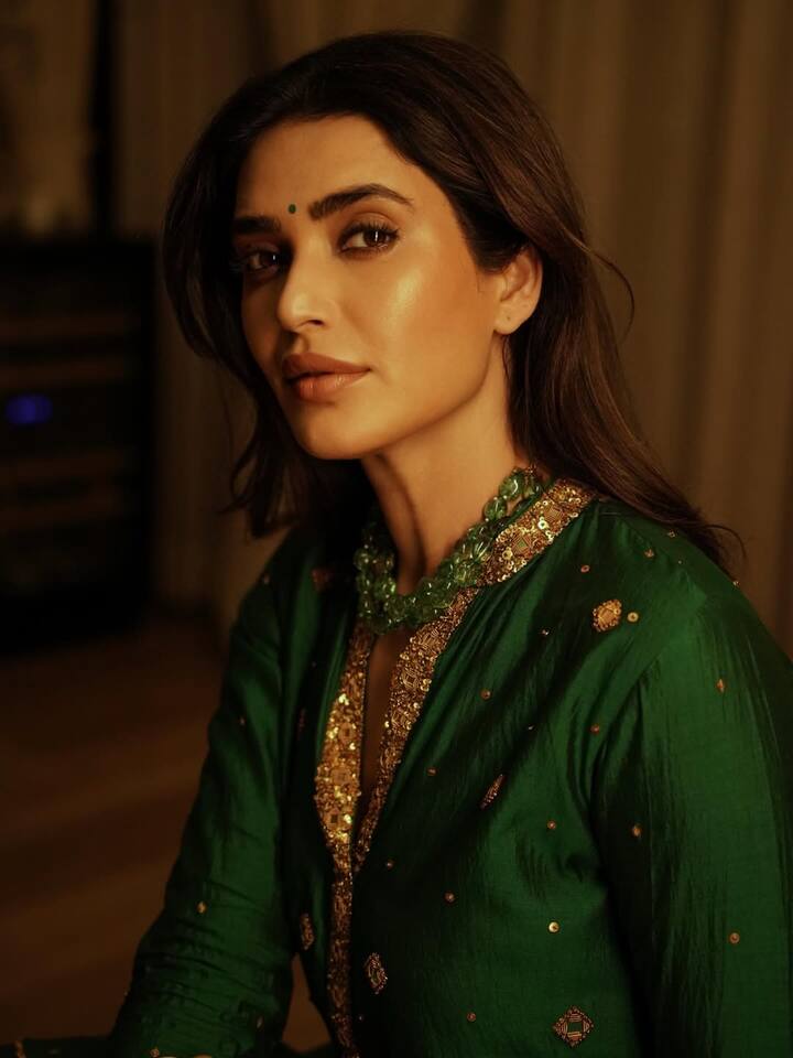 The ensemble featured a fitted short kurti paired with a flared sharara, allowing Karishma to showcase both elegance and movement.