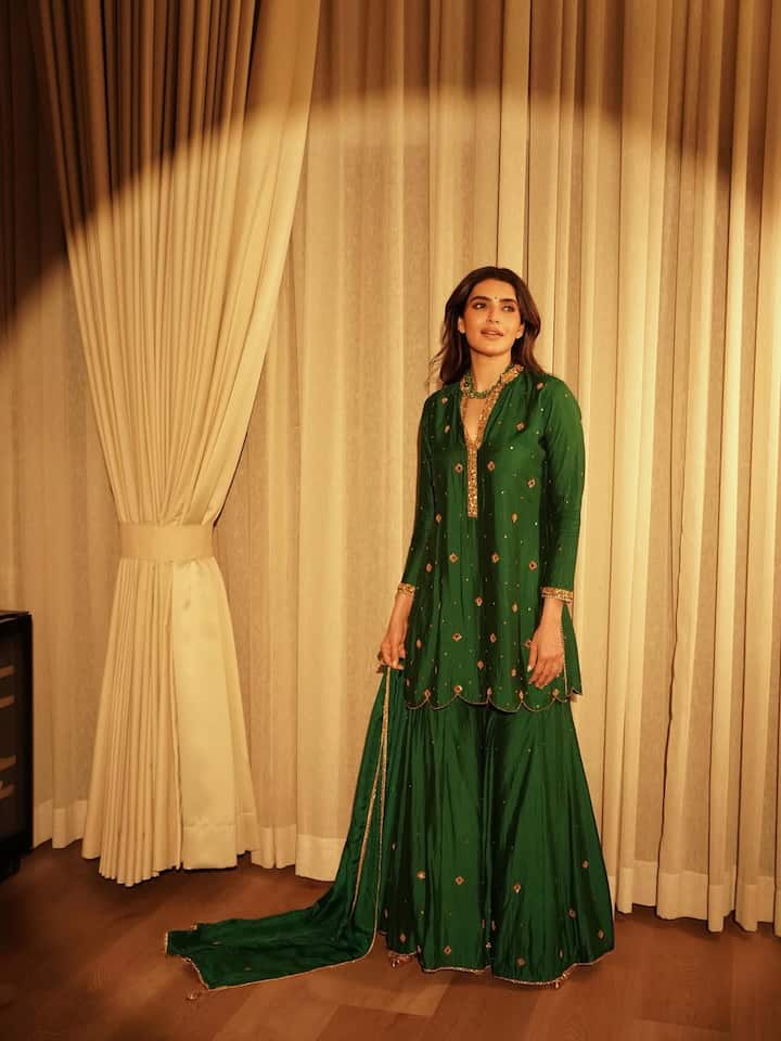 Karishma’s hair was styled in loose waves, adding effortless glamour and perfectly framing her face. She completed the look with a pair of traditional golden heels, giving her ensemble a cohesive and polished finish.