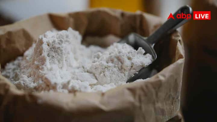 पीतल के बर्तन साफ करने के लिए थोड़ा गेहूं का आटा लें, उसमें थोड़ा सा नमक और सिरका मिलाएं.इसका एक गाढ़ा पेस्ट बनाएं और बर्तन पर रगड़ें. गुनगुने पानी से धोकर सुखा लें. बर्तन चमक उठेगा.