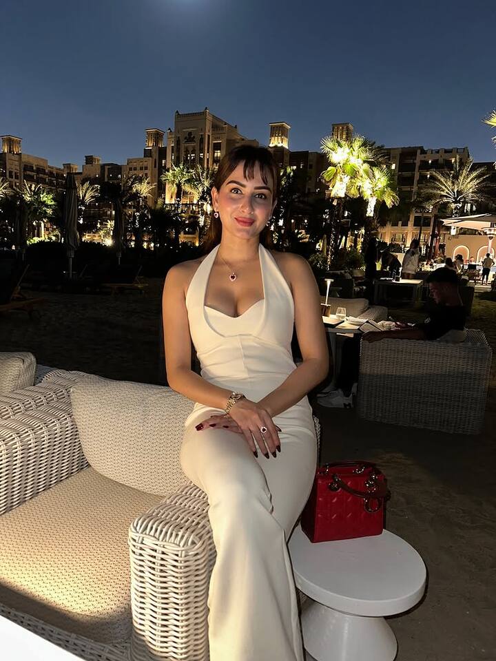 તે મોટાભાગે સ્ક્રીન પર સિમ્પલ અને ટ્રેડિશનલ લુકમાં જોવા મળી હતી. પરંતુ રિયલ લાઈફમાં તે ખૂબ જ મોડર્ન છે અને તેના બિકીની ફોટોઝ દ્વારા ઈન્ટરનેટ પર ધમાલ મચાવે છે.