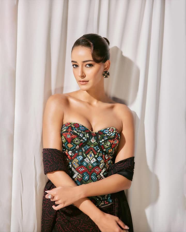 अपनी बांधनी साड़ी के साथ अनन्या ने कलरफुल बीडेड कॉरसेट ब्लाउज कैरी किया. साड़ी से ज्यादा हसीना के इस पटोला कॉरसेट ब्लाउज ने पूरी लाइमलाइट अपने नाम कर ली. ट्रेडिशनल बांधनी साड़ी को उन्होंने इस ब्लाउज के साथ मॉडर्न टच दिया है.