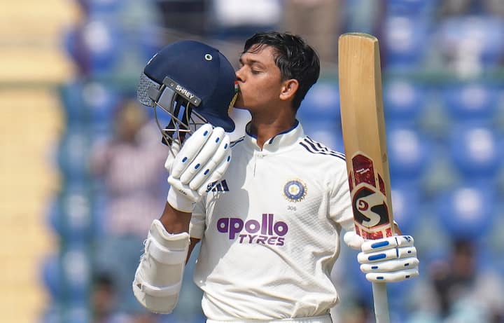 ওয়েস্ট ইন্ডিজ়ের বিরুদ্ধে দ্বিতীয় টেস্ট ভারতের হয়ে এক চোখধাঁধানো ইনিংস খেলেন যশস্বী জয়সওয়াল। প্রথম দিনের স্কোর সঙ্গে মাত্র দুই রানই যোগ করে দ্বিতীয় দিনের সকালে আউট হলেও, যশস্বী মোট ১৭৫ রান করেন।