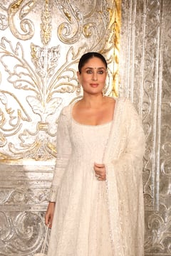 Diwali Party 2025: व्हाइट अनारकली सूट और माथे पर काली बिंदी... दिवाली पार्टी में करिना कपूर का क्लासी लुक