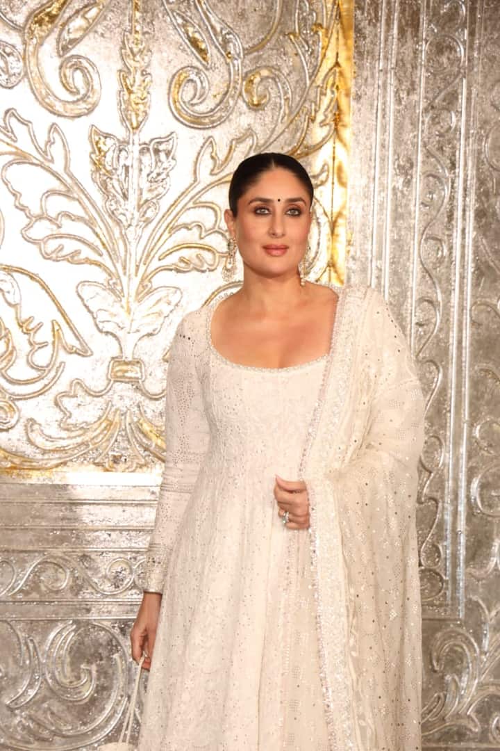 मनीष मल्होत्रा ने हर बार की तरह इस साल भी अपने घर पर ग्रैंड दिवाली पार्टी होस्ट की. ऐसे में उनकी दोस्त करीना कपूर भी पार्टी एंजॉय करने पहुंचीं.