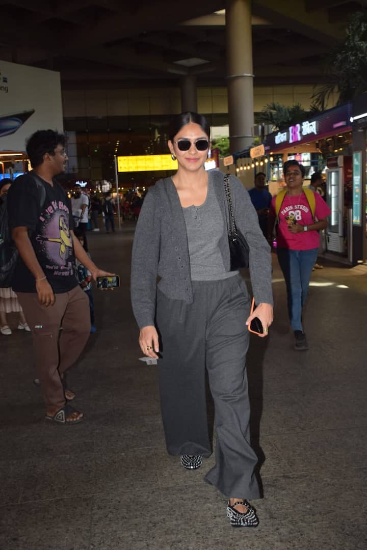 एक्ट्रेस मृणाल ठाकुर किसी स्टाइलिश आउटफिट में नहीं बल्कि एकदम सिंपल लुक में एयरपोर्ट पहुंची. उनकी तस्वीरें खूब वायरल भी हो रही हैं.