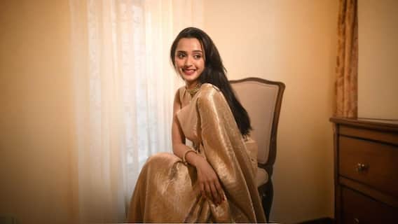 Special Feature: ঐতিহ্যের সঙ্গে জড়িয়ে রয়েছে শাড়ি, সেই ভাবনাকেই শ্রদ্ধাঞ্জলি ঐশ্বর্যা রায় সরকারের